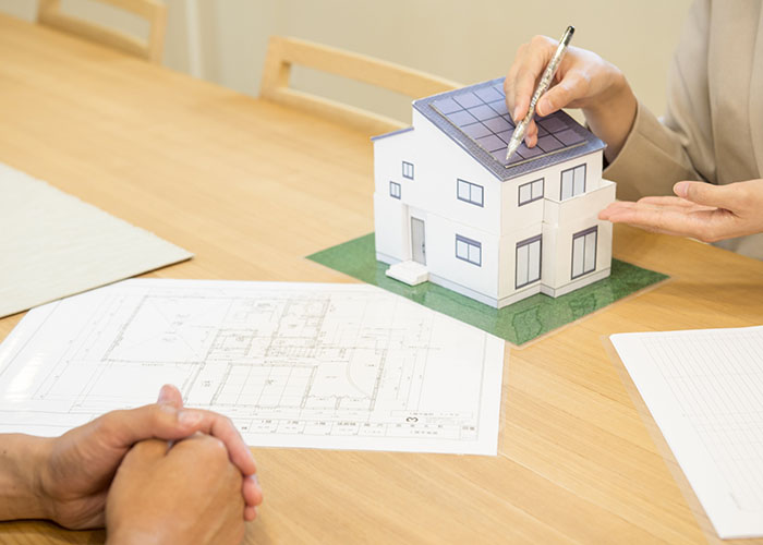 設計図と家の模型を用いた説明